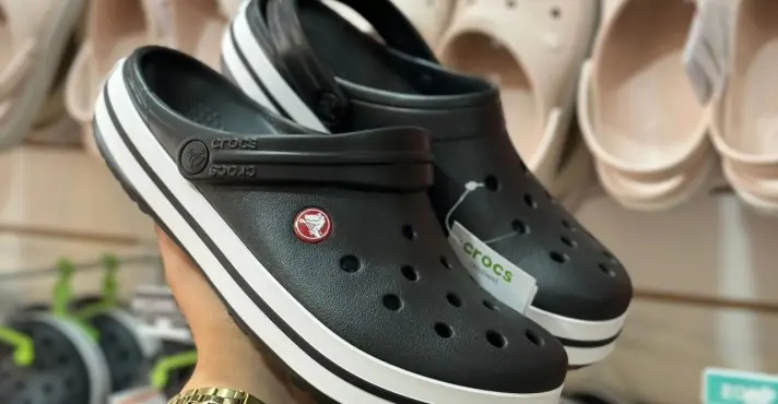 Crocs enfrenta queda histórica com mudança de comportamento do consumidor 1 IMAGE 2025 08 08 153718