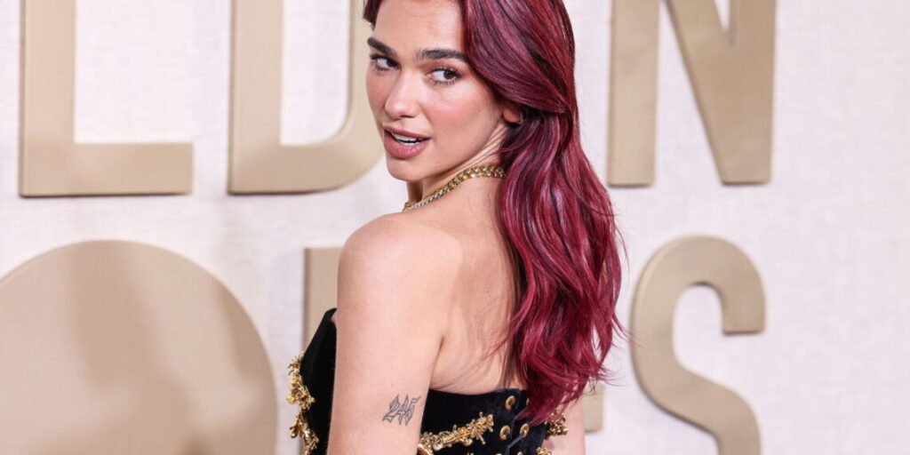O vestido que tornou Dua Lipa uma referência em "naked dressing" 1 dua lipa cantora 1754582734687 1140x570 1